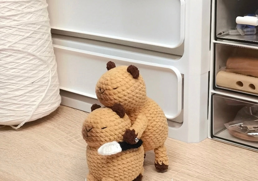 Crochet Capybara with Knife(10 cm/3.9 inch)