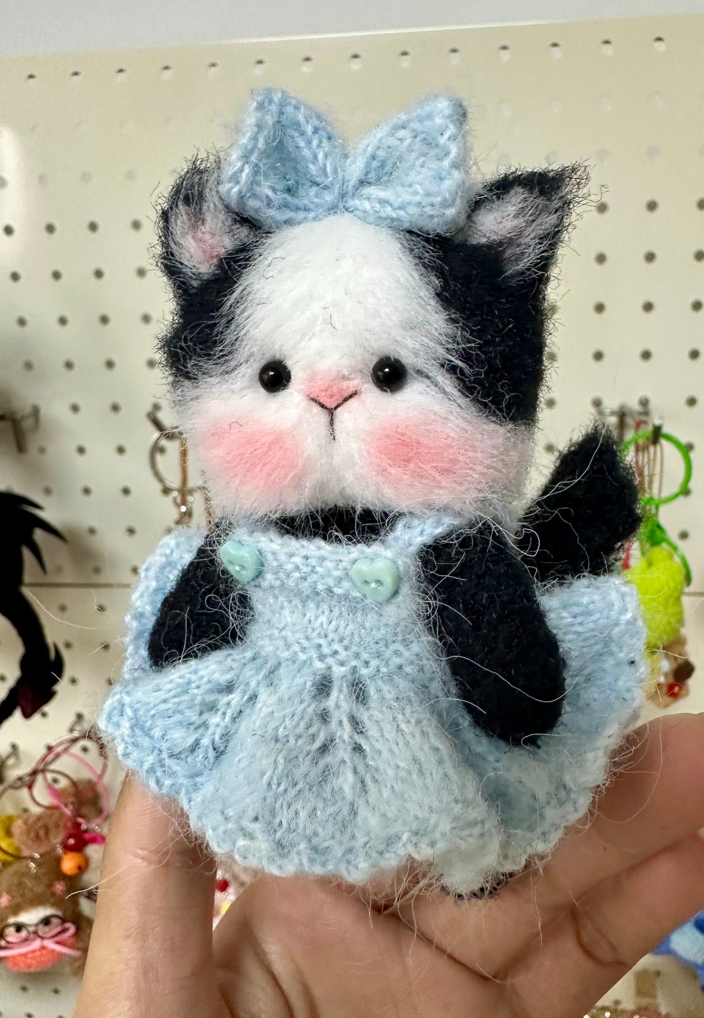 Crochet Black+White Cat with Knitted Cloth(10 cm/4 inch)