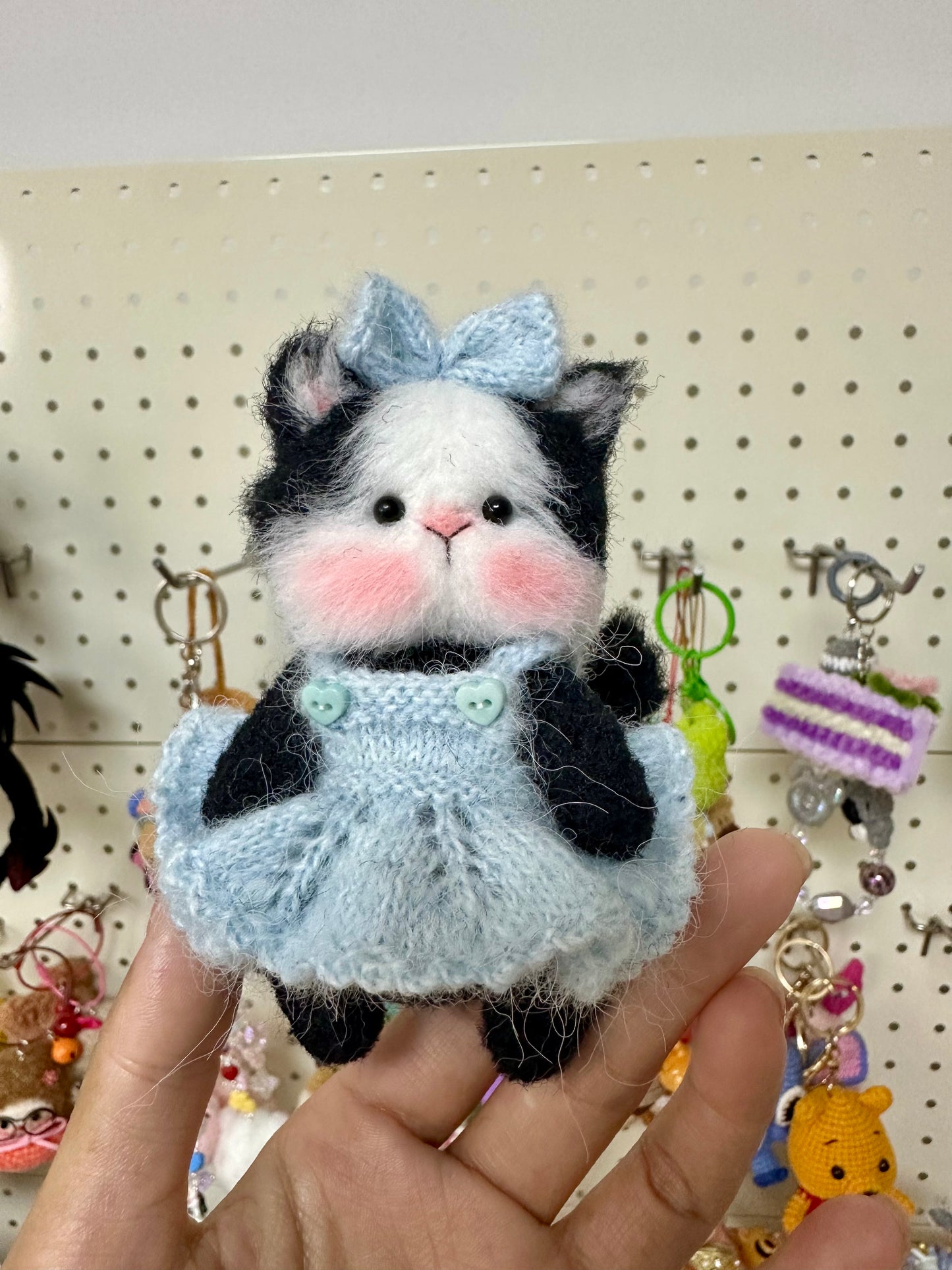 Crochet Black+White Cat with Knitted Cloth(10 cm/4 inch)