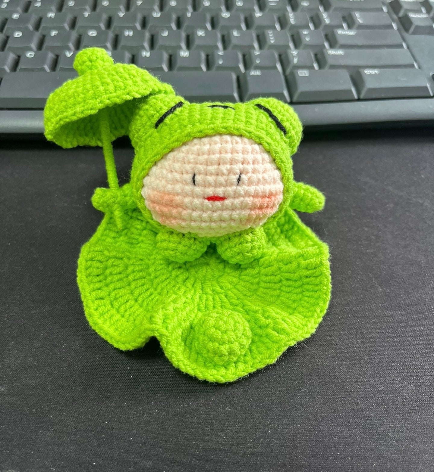 Crochet Frog with Lotus Leaf Pad and Umbrella/Phone Holder(9*10 cm/3.5*3.9 inch)