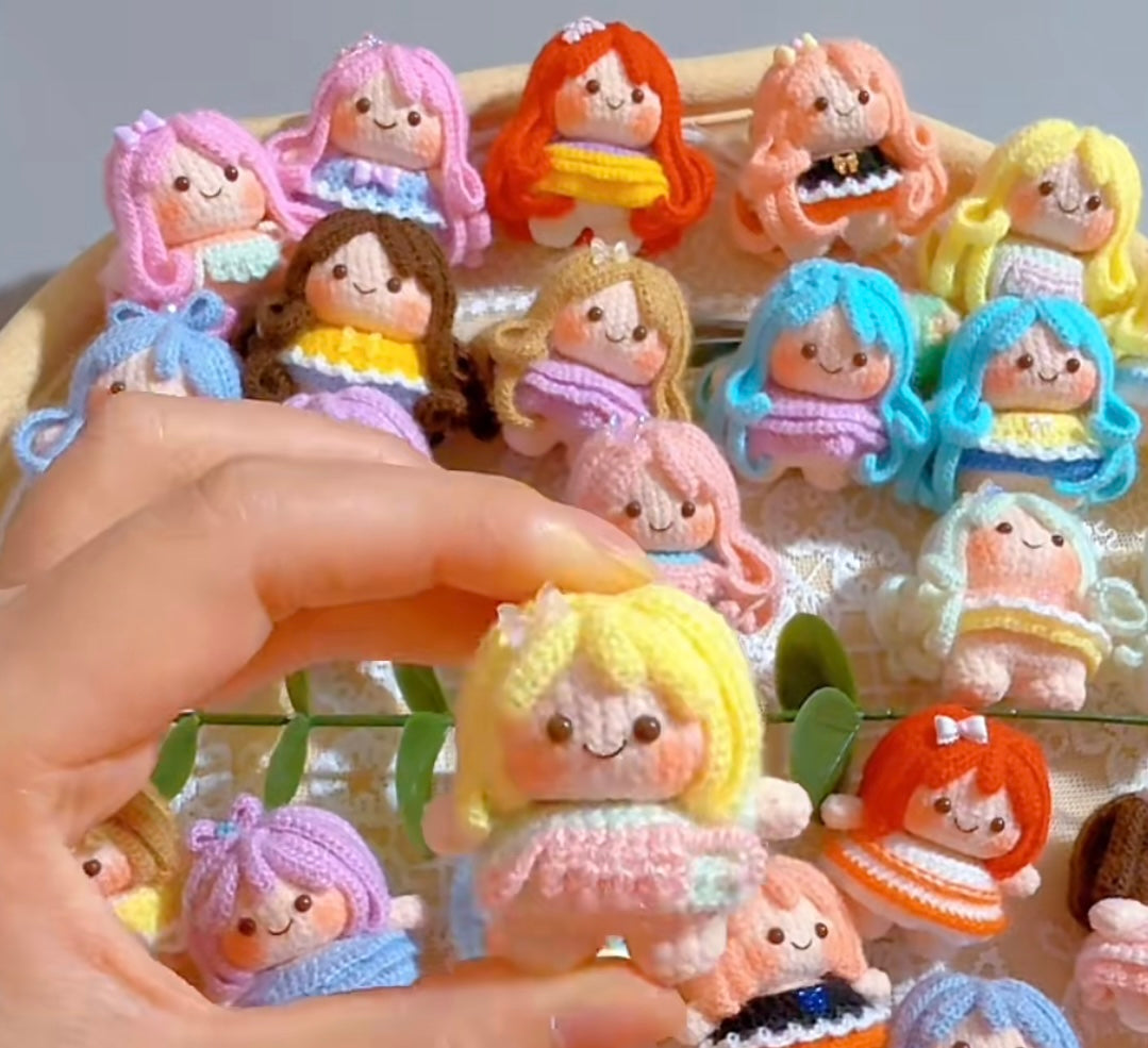 Crochet Magnetic Mini Girl/Head and Body can be Separated/Micro Crochet(4 cm/1.6 inch)