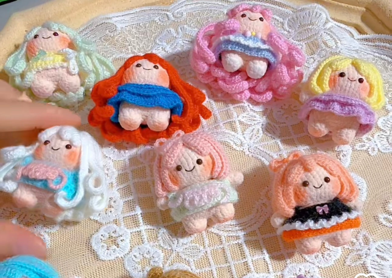 Crochet Magnetic Mini Girl/Head and Body can be Separated/Micro Crochet(4 cm/1.6 inch)