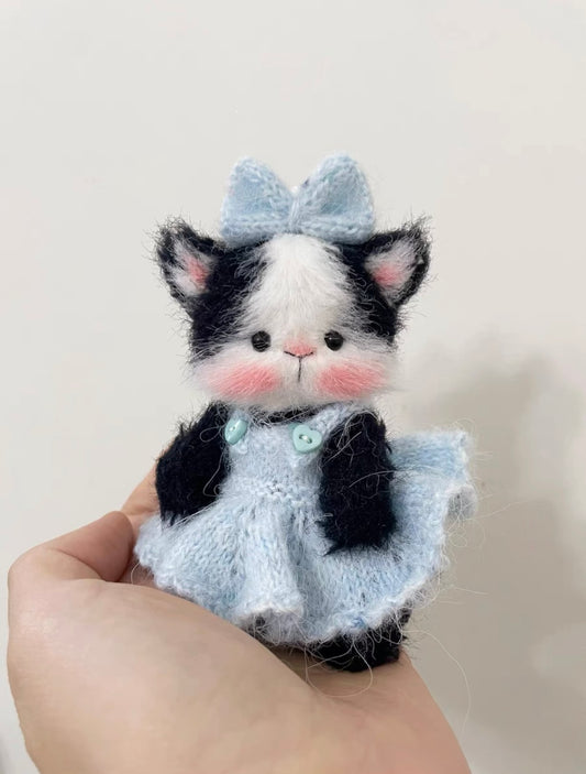 Crochet Black+White Cat with Knitted Cloth(10 cm/4 inch)