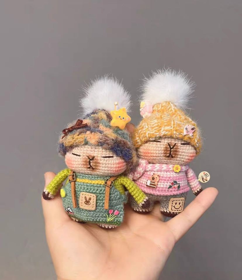 Crochet Capybara with Outfit/Wool(11*8 cm/4.3*3.1 inch)