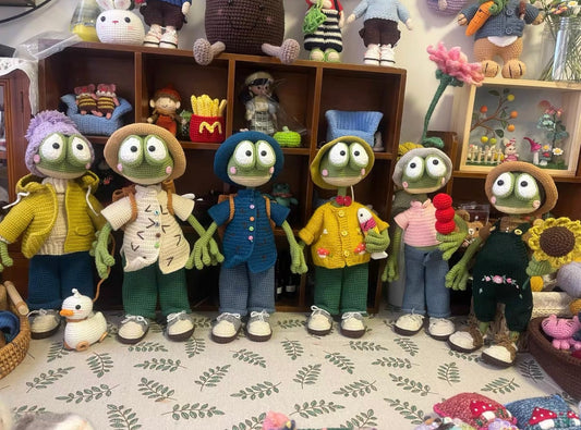 Crochet Frog with Different Outfits(27 cm/10.6 inch)